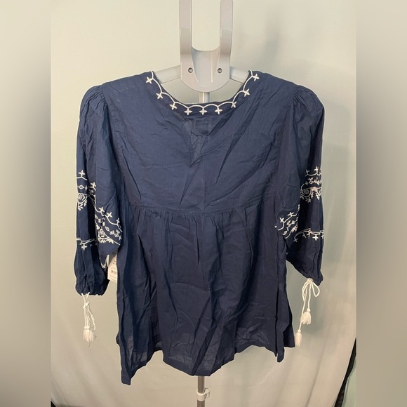 Time & Tru Women's Blue & White embroidered peasant top size Medium NWT - Picture 4 of 8